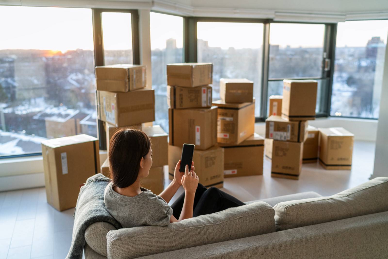 Pile de cartons de déménagement