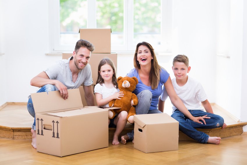 Famille en plein déménagement