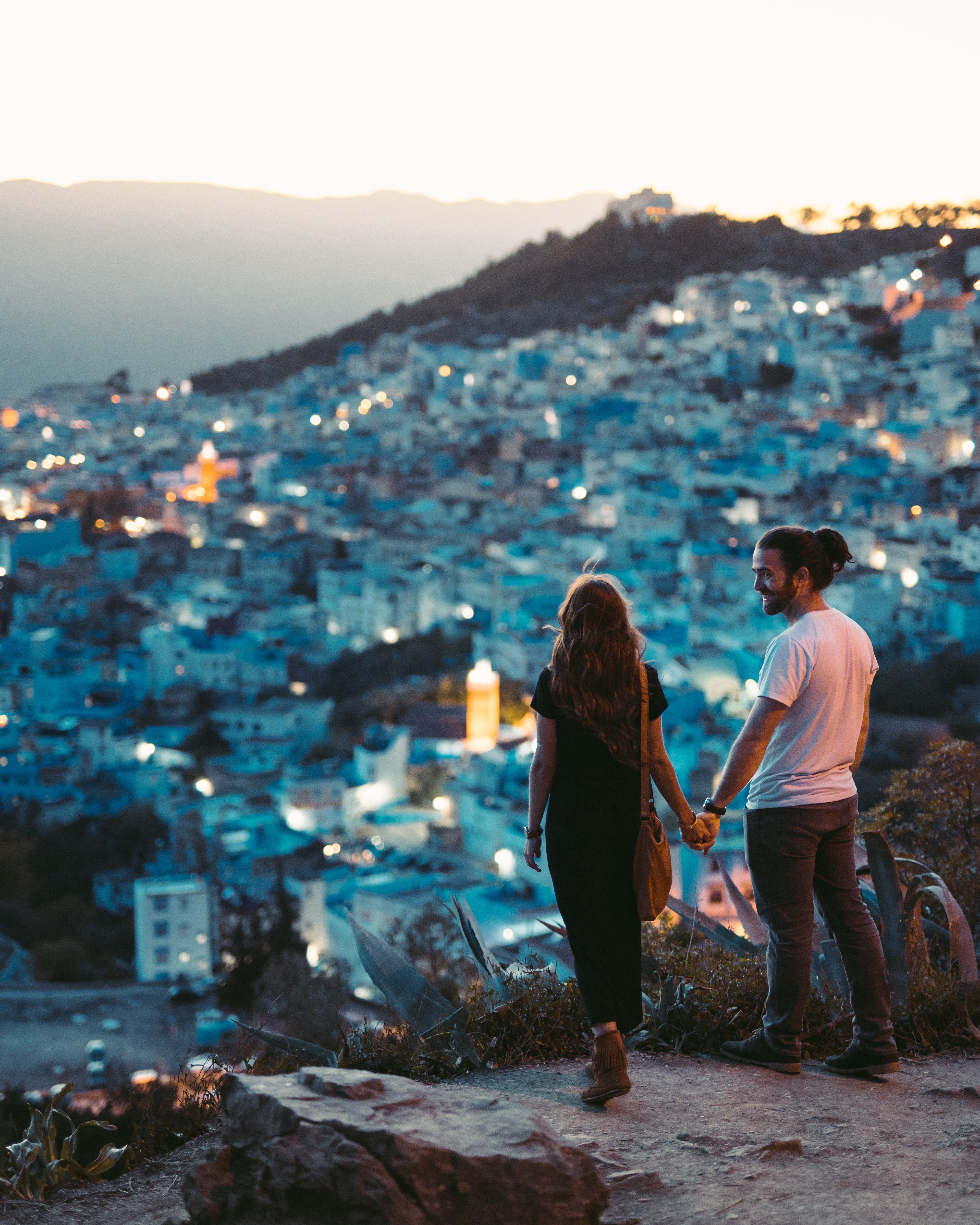 couple en haut d'une montagne